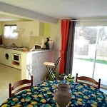 D'hotes Le Clos Du Murier Bed and Breakfast